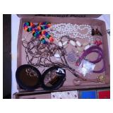 Costume jewelry: Pearl string - Red Hat necklace