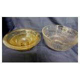 Pyrex 10 cup ribbed glass mixing bowl - Amber
