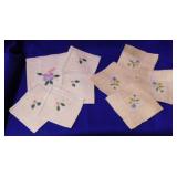 Vintage tablecloth w/ 4 napkins - Vintage