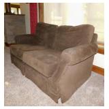 Nice Flexsteel 2 cushion loveseat, 62" wide
