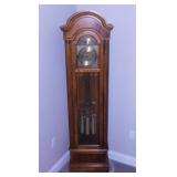 Lovely Howard Miller oak Grandfather clock w/ key,