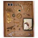 Vintage jewelry: 19 gold tone brooch pins