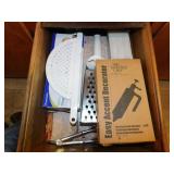 Pampered Chef Easy Accent Decorator in box - Red