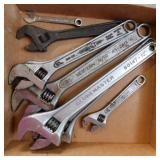 7 adjustable wrenches up to 12' - Plastic plate