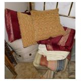 Throw pillows - Full size bedding