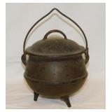 Nice antique cast iron 3 toed half gallon bean pot