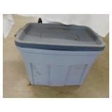 Rubbermaid Roughneck storage tote w/ lid full of