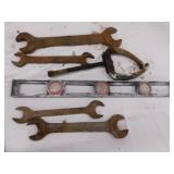 4 large open end wrenches - 24" level - Gear