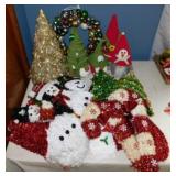 Christmas: Wreath - Plastic & tinsel tree -