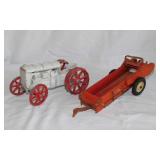 Cast iron Fordson tractor toy, 6" long -