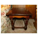Solid wood end table, 20' x 26' x 21'