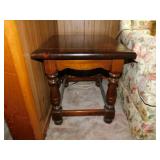 Solid wood end table, 20' x 26' x 21'