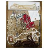 Costume jewelry: Necklaces - Bracelets - Pendants