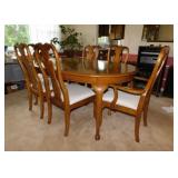 Thomasville dining table w/ 2 leaves & 6