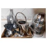 Stainless kitchen items: Measuring cups & spoons -