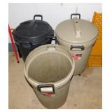 2 Rubbermaid Roughneck 33 gallon garbage cans w/