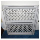 Northstates child / pet safety gate w/ extender