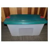 Suncast 26 gal. storage tote w/ lid