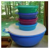 Tupperware: 32 cup Thatsa bowl w/ seal -