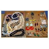 Costume jewelry: Glass faceted bead necklace -