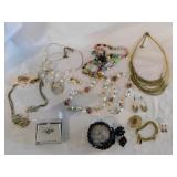 Ladies costume jewelry: Necklaces including Le