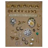 Vintage costume jewelry: Rhinestone brooch pins -