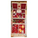 Vintage velvet lined jewelry box w/ jewelry: