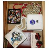 Ladies costume jewelry: Necklaces - Pins & more