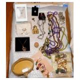Ladies costume jewelry: Necklaces, brooches &