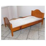 Vintage wood doll bed w/ 3 dolls - Clothes - Baby
