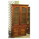 Broyhill Furniture lighted hutch cabinet w/ glass