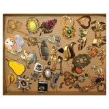 Costume jewelry: Brooches - Pins - Faux pearl &