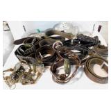 11 belts in decorative hat box: Leather - Metal -