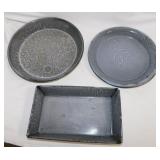 Antique graniteware: Pie pan - Loaf pan - Cake