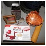 Kitchen items: Smart Gourmet apple peeler in box