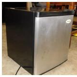 Chefmate compact mini refrigerator w/ small