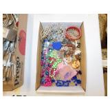 Ladies costume jewelry: Necklaces - Pins & more