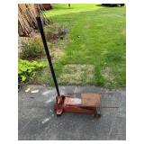 3 Ton hydraulic floor jack, red