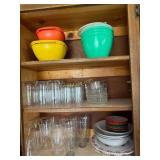 5 Tupperware containers with lids, 20 glass