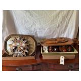 Serving tray with printed grapes, wooden wall