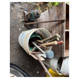 1 bucket, 10 ton hydraulic jack, 1 bucket hadn't