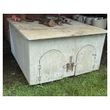 Dog box, Measures: 4' x 4' x 25', 2- doors, air