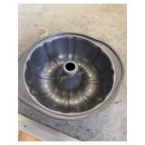 2- Bundt Pans, 2- NIB Sandwich Cookie Cake Pan