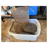 Cast Pot with Wire Bail and Lid, Round Cast Flat
