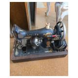 Vintage Singer Sewing Machine & Orig. Case