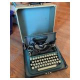 Leader Portable Manual Typewriter with Case
