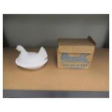 NESTING HEN - MILK GLASS / ORIGINAL BOX