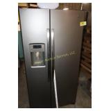 GE Refrigerator w/water & ice dispenser