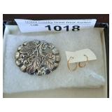 STER brooch and gold-tone hoop earrings