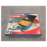 Pyrex portables carrier with casserole dish